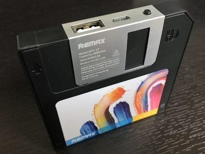 フロッピーディスクの形をした薄型モバイルバッテリー「FLOPPY DISK」をレビュー！