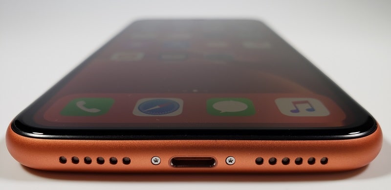 iPhone XR のデザインと部位名称 カラーバリエーションはiPhone最多の6色展開に