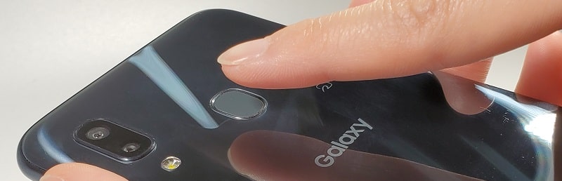 Galaxy A30の指紋認証の様子