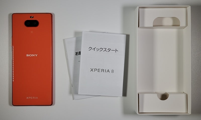 Xperia 8 の付属品