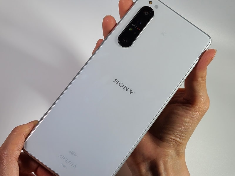 Xperia 1 IIを持っている様子